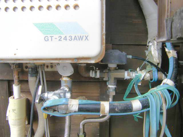写真・給湯器交換前の配管部分
