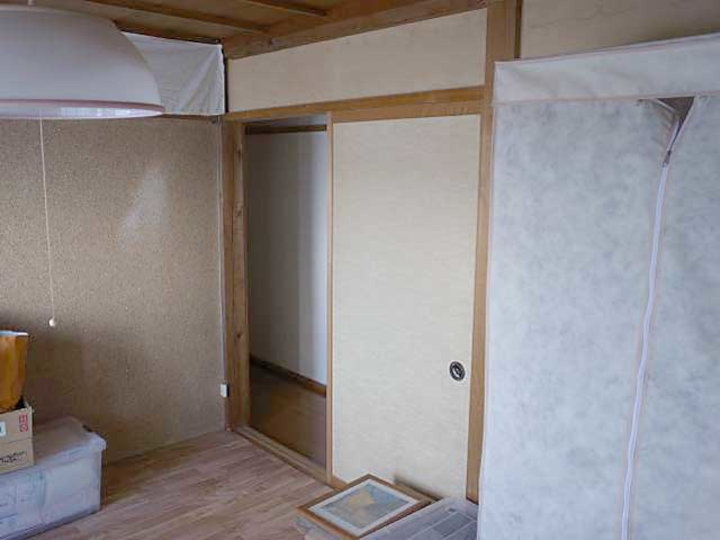 もう一方のお部屋は、畳敷きの和室でした。<br />
鴨居や長押（なげし）の高さは1800mmでした。