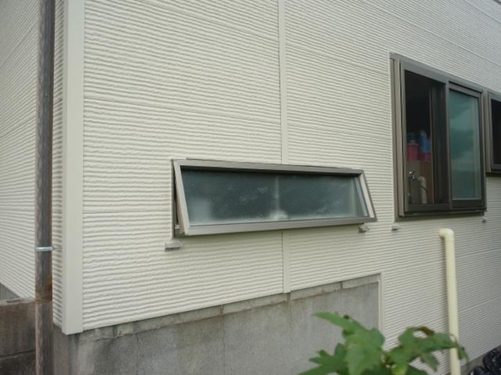 浴室の窓サッシは風が強く当たる箇所なので、高さを抑えました。