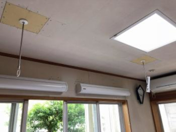 物干し金具を、天井と窓の上に取り付けます。