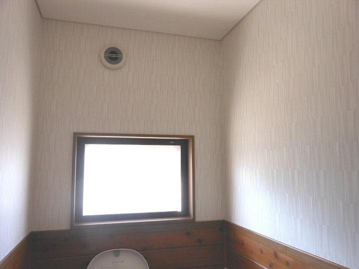 新しくなった天井と壁紙です。トイレ室内も明るくなりました。