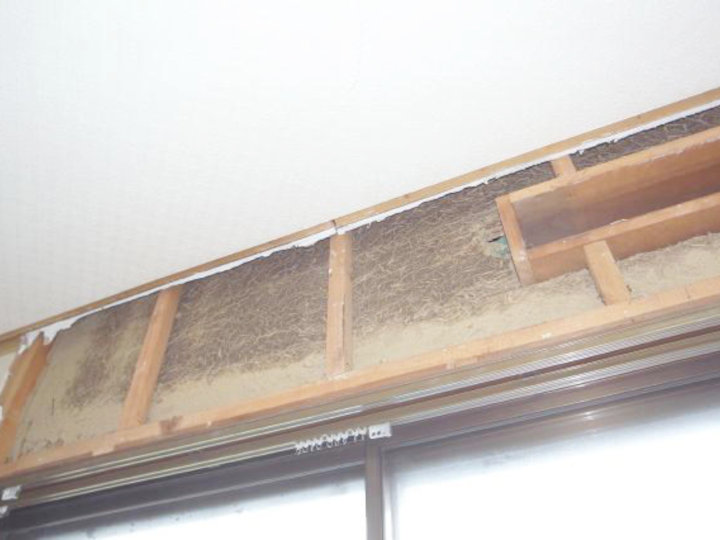 昔は土壁に断熱材を施工しませんでした。<br />
空気が暖まっても、床下から天井へスウスウと抜けてしまいます。