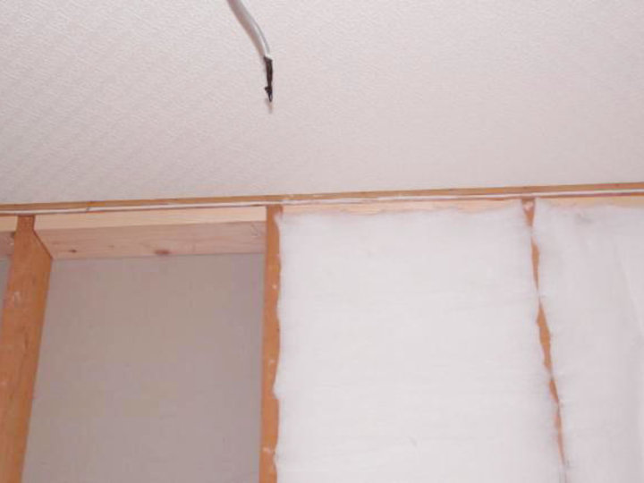 壁には健康素材のポリエステル系断熱材を施工し、天井へ暖気が抜けるのを木材で止めます。