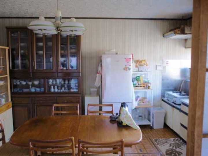 シンクと食器棚が離れているため、キッチンの作業動線は長めです。