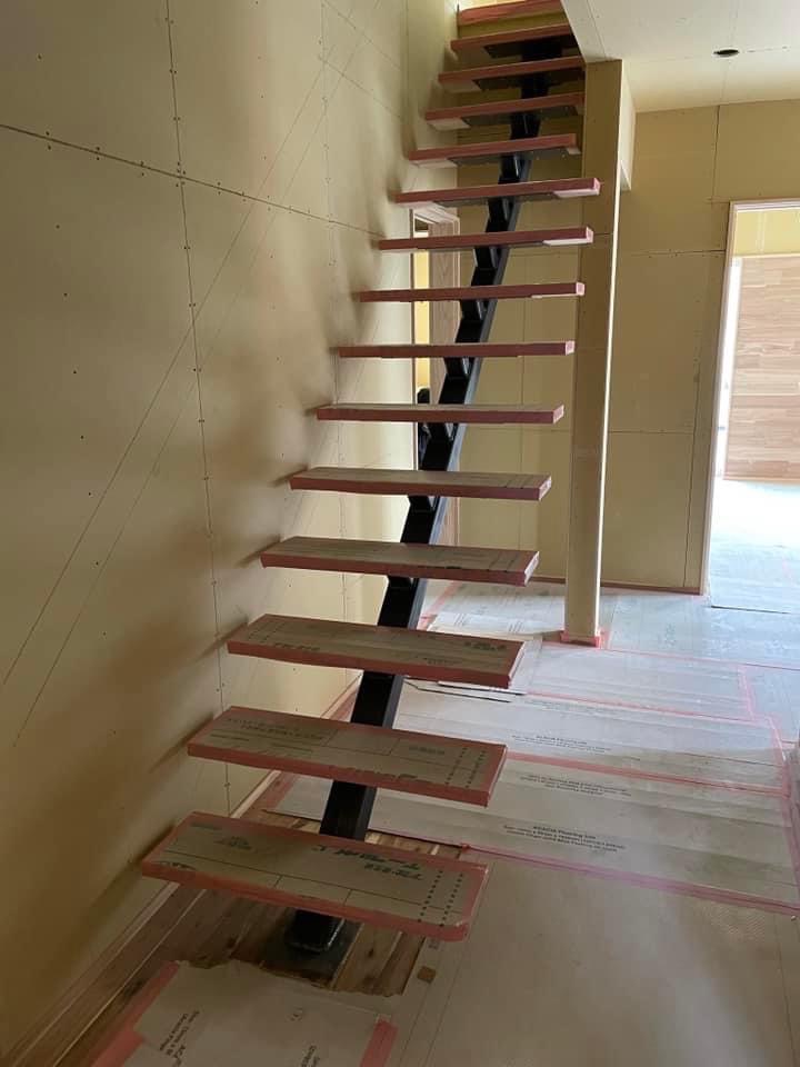モデルハウス完成までの道のり⑨～内部造作(天井、床、壁、鉄骨階段)　～