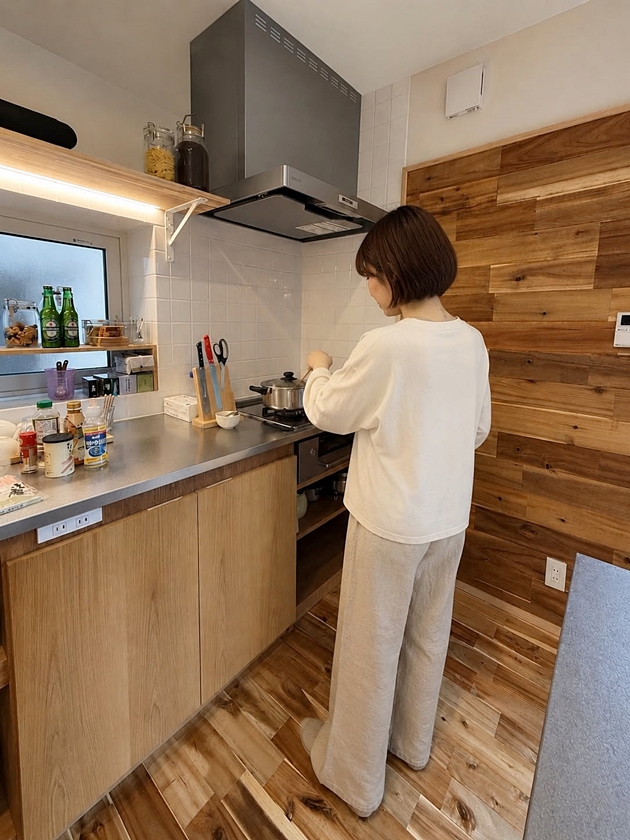 キッチンで実際に料理をしている暮らしのシーン